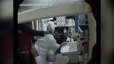 I-Motoboy ilala ngesondo kunye nenenekazi lokucoca kwindawo yokutyela phakathi kokuhanjiswa