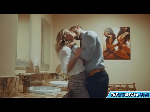 ❤️ Xa i-blonde ene-busty ikuhenda kwindlu yangasese yoluntu Isondo kuthi  ❌
